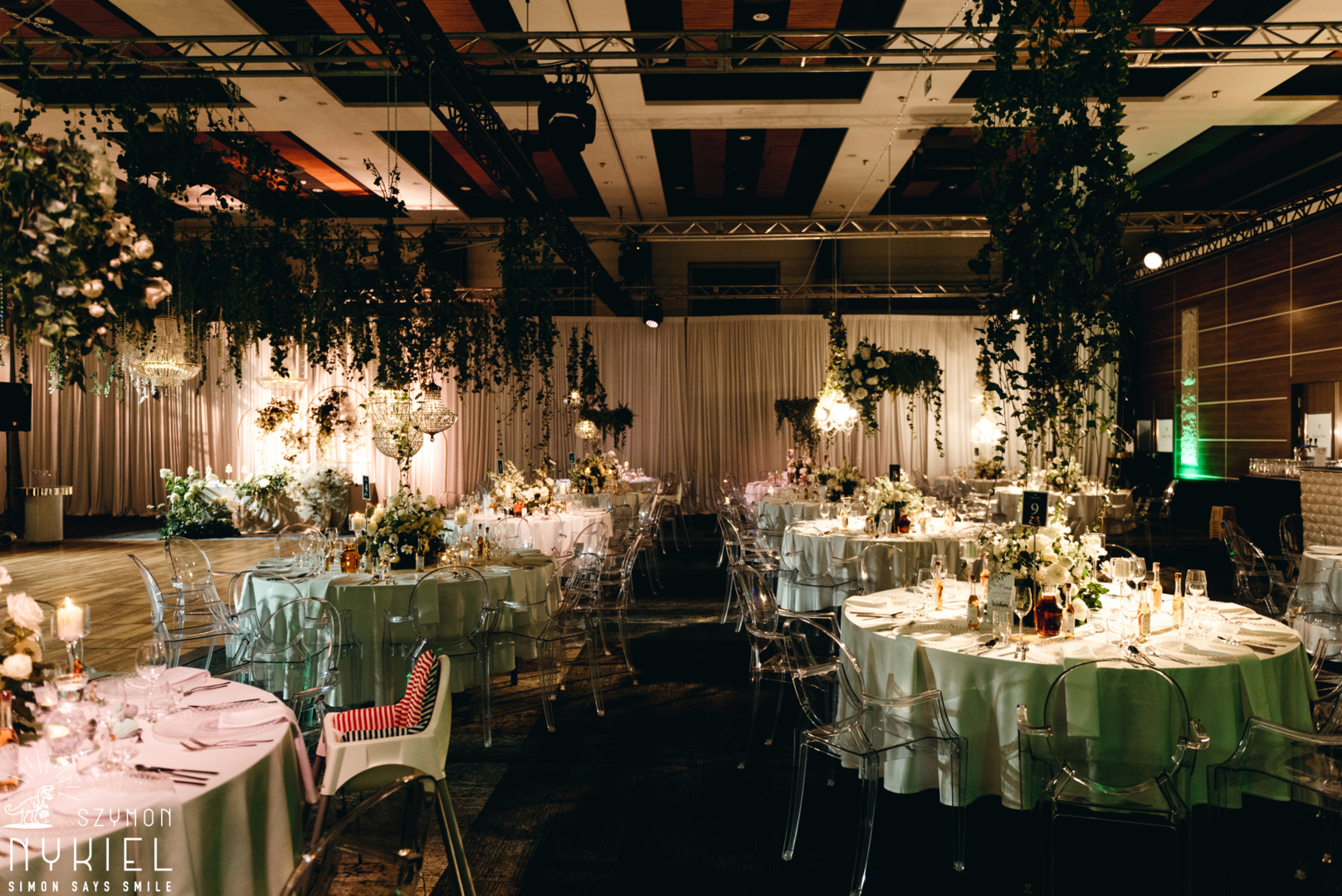 Przytulna sala w rustykalnym stylu z drewnianymi elementami i kwiatowymi dekoracjami