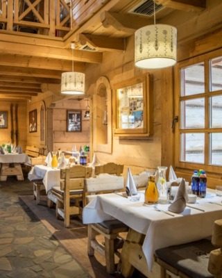 Tradycyjna góralska restauracja z nakrytymi stołami, gotowa na przyjęcie gości