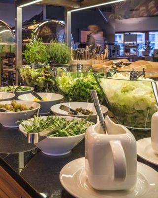 Restauracja hotelowa ze szwedzkim stołem pełnym zdrowych produktów dla gości