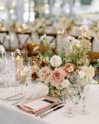 Elegancki stół z delikatnymi kwiatowymi zdobieniami i pastelową kolorystyką