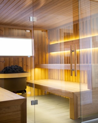 Nowoczesna sauna parowa z łagodnym oświetleniem tworzącym relaksującą atmosferę