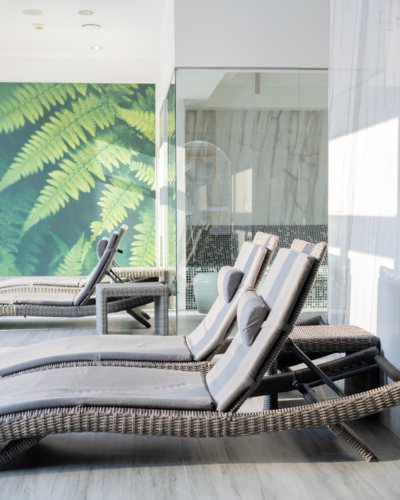 Strefa wellness z ergonomicznymi leżakami w ciepłym, wyciszającym otoczeniu