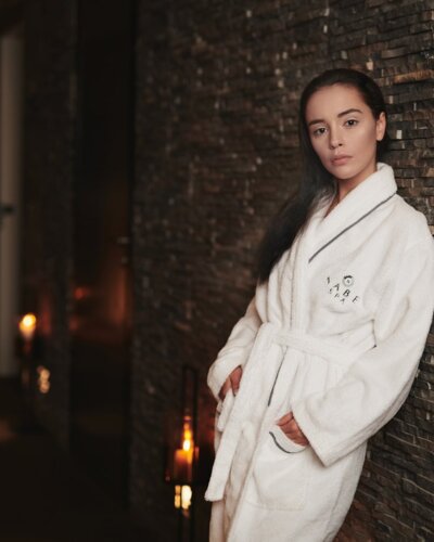 Gość hotelowy odpoczywający w eleganckim spa z elementami relaksacyjnymi