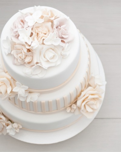 Elegancki pięknie zdobiony tort z kwiatową dekoracją