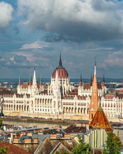 Historyczne budynki w centrum miasta odwiedzanego przez turystów