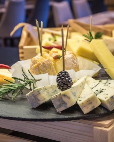 Doska s rôznymi syrami podávaná v reštaurácii
