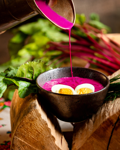 Tradičná zakopiańska polievka podávaná v reštaurácii s regionálnym charakterom