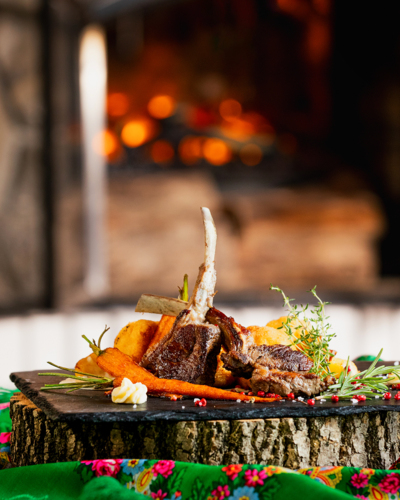 Elegancko przygotowane danie główne w nowoczesnym wydaniu serwowane w restauracji