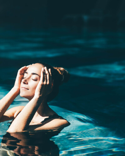 Gość hotelowy korzystający ze strefy basenowej w kompleksie wellness