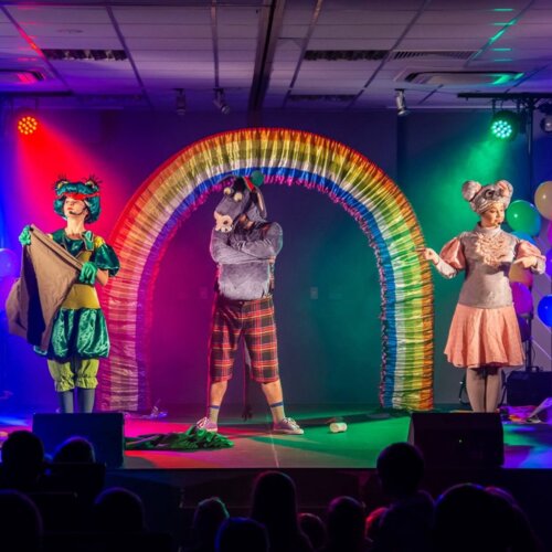 Kolorowe przedstawienie teatralne w hotelu Nosalowy Dwór