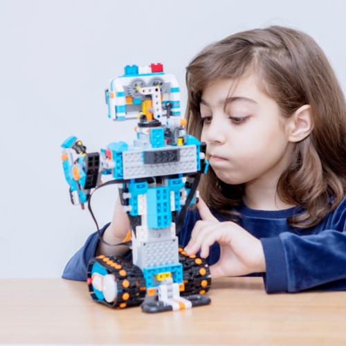 Dziewczynka bawiąca się robotem LEGO w hotelu Nosalowy Dwór