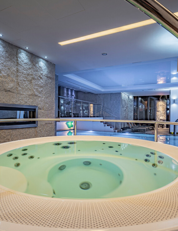 Wanny z hydromasażem w hotelowej strefie wellness dla relaksu i odprężenia