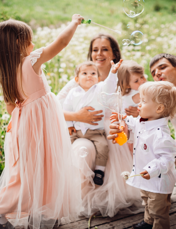 Grupa dzieci radośnie bawiących się podczas rodzinnego wydarzenia