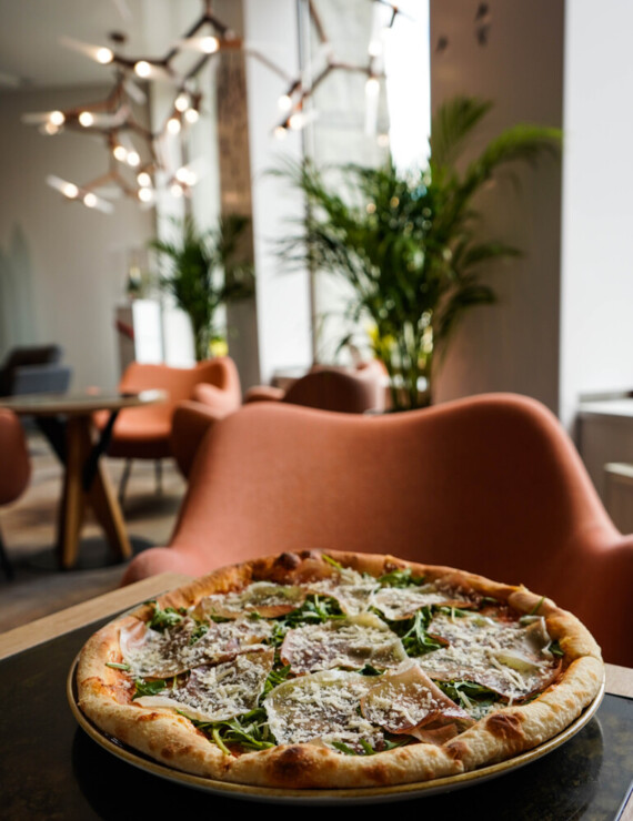 Smaczna świeża pizza serwowana gościom na zamówienie w restauracji