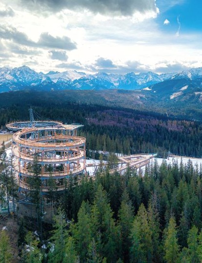 Sky Walk – ścieżka w chmurach z panoramicznym widokiem na Tatry, widziana z lotu ptaka