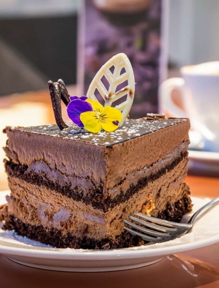 Czekoladowe ciasto serwowane i wypiekane w hotelowej restauracji