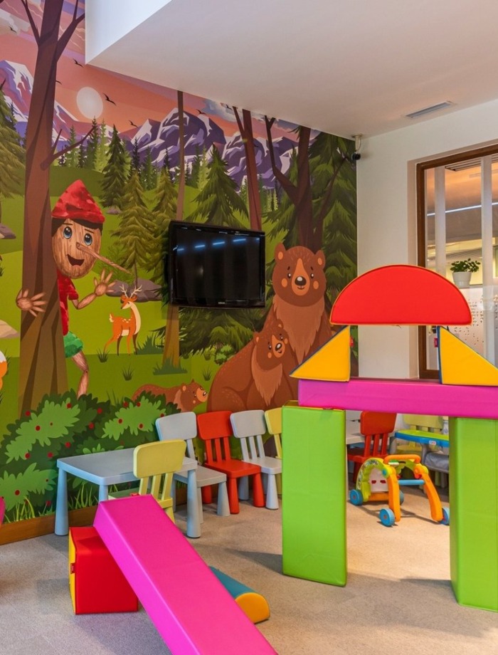 Kolorowa sala zabaw dla dzieci w Nosalowym Dworze w Zakopanem
