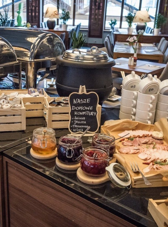 Raňajkový bufet s bohatým výberom jedál a domácimi džemami z miestnych produktov