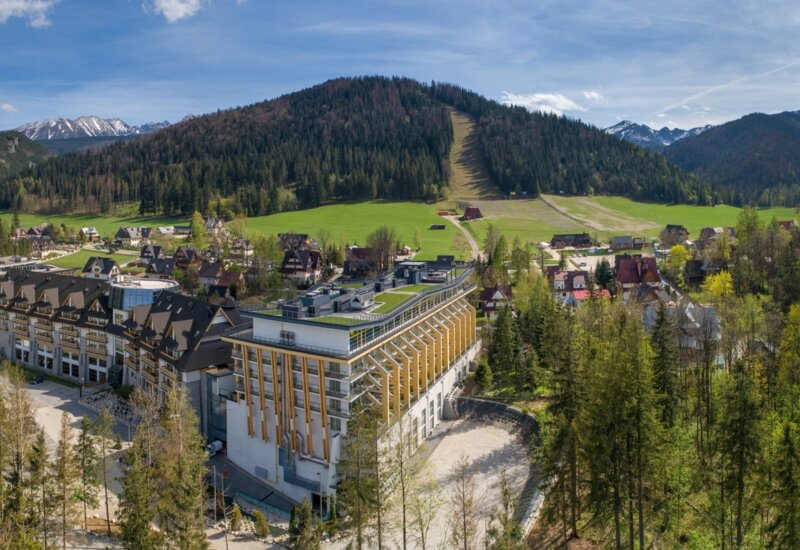 Resort obklopený horami s výhľadom na lyžiarsky svah v pozadí