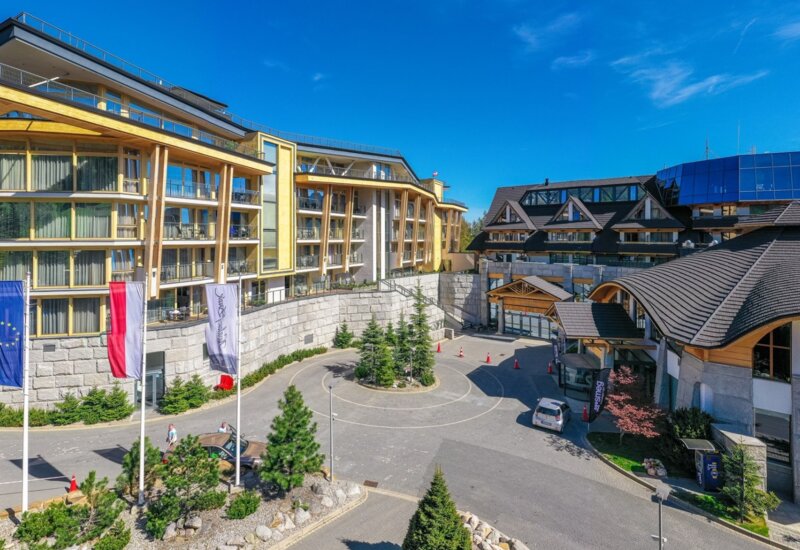 Moderný rezortný komplex v štýle tradičnej horskej architektúry