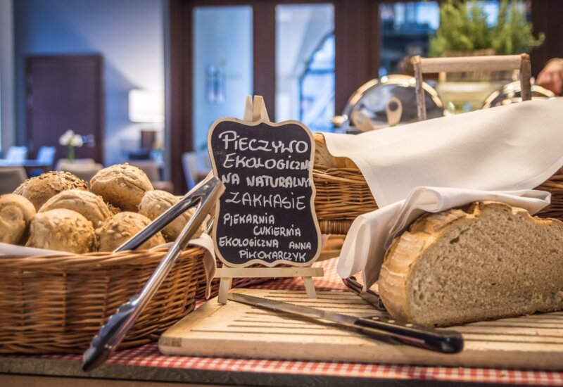 Čerstvo upečené pečivo rôznych druhov na raňajkovom bufete