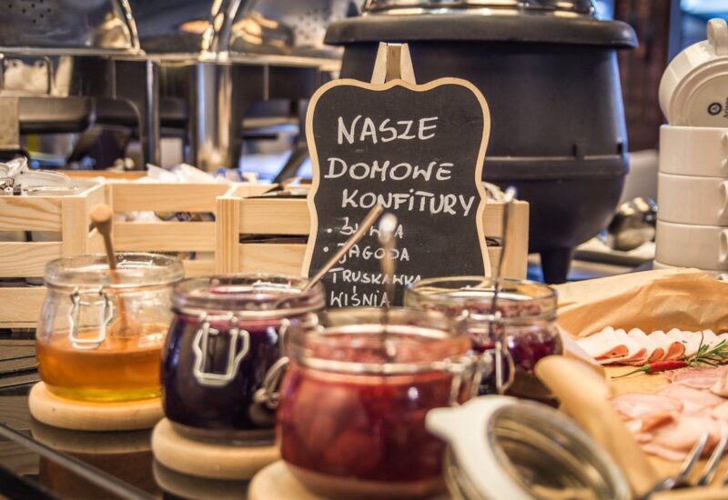 Raňajkový bufet s domácimi džemami v pohárikoch