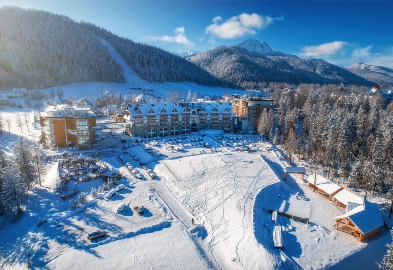 Nosalowy Dwór v zime – hotelový komplex obklopený snehom s panoramatickým výhľadom na Tatry