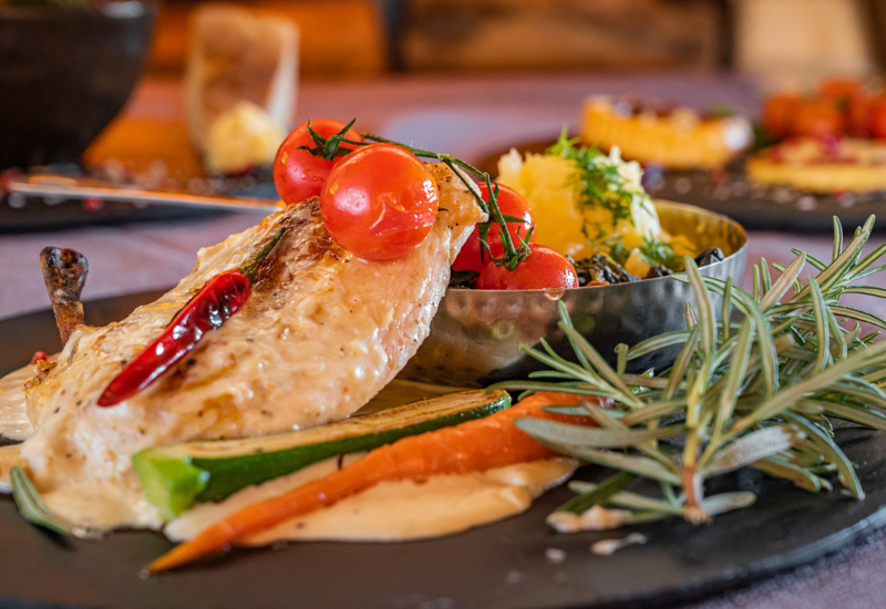 Hlavné jedlo pripravené zo zdravých miestnych surovín