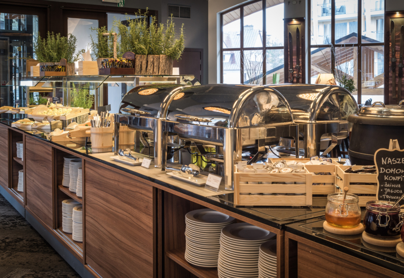 Hotelový raňajkový bufet s bohatým výberom jedál a nápojov