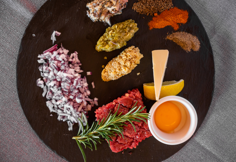 Predjedlo podávané v modernej hotelovej reštaurácii, pripravené z čerstvých surovín