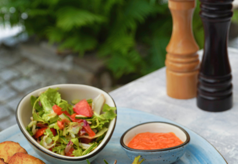 Hlavné jedlo z miestnych zdravých surovín, elegantne servírované na tanieri