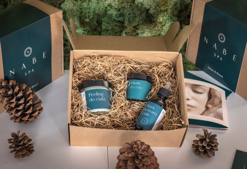 Sada kozmetických výrobkov zabalená v elegantnej krabičke, pripravená ako darček pre hostí