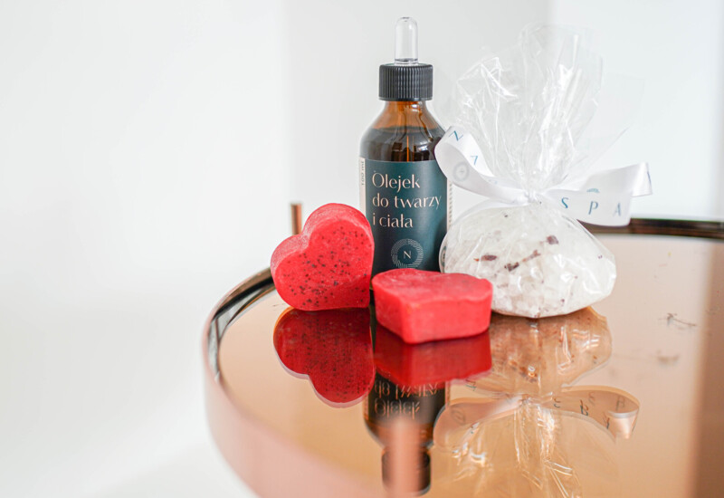 Fľaša prírodného masážneho oleja, umiestnená vo wellness zóne