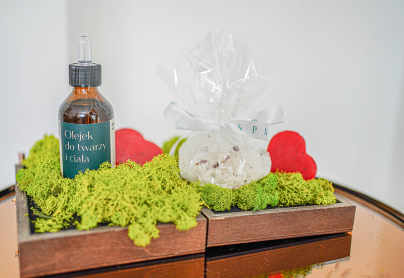 Darčeková sada s kozmetickými výrobkami v wellness zóne, pripravená pre hostí