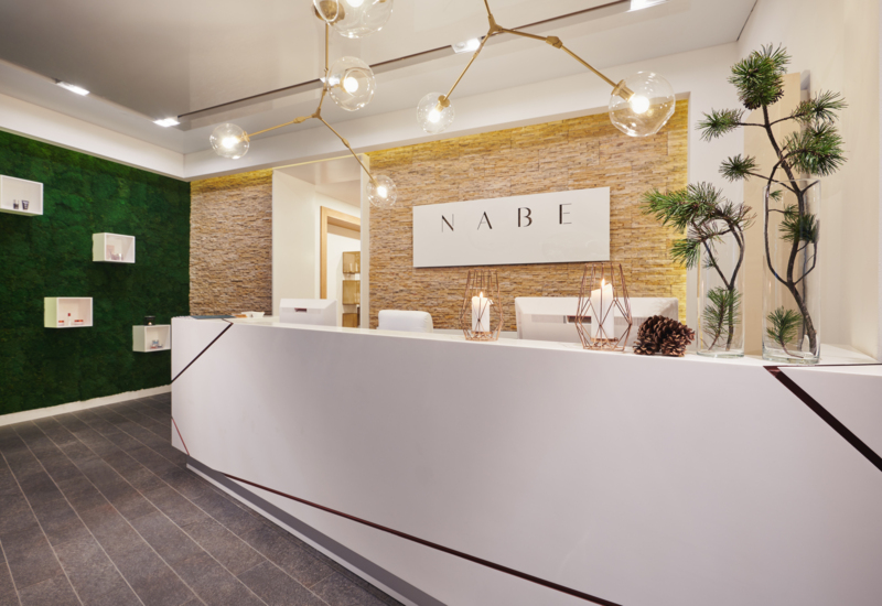 Moderný, elegantný vstup do recepcie kúpeľov v wellness zóne hotela Nosalowy Dwór