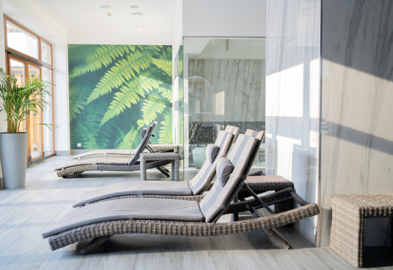 Wellness zóna s ergonomickými ležadlami v príjemnom, upokojujúcom prostredí