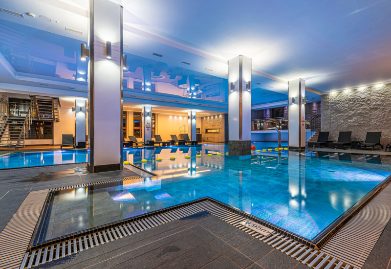 Priestranný, moderný vnútorný bazén s rôznymi hĺbkami a pohodlnou relaxačnou zónou