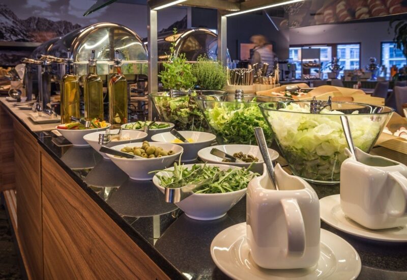 Hotelová reštaurácia so švédskym stolom plným zdravých produktov pre hostí