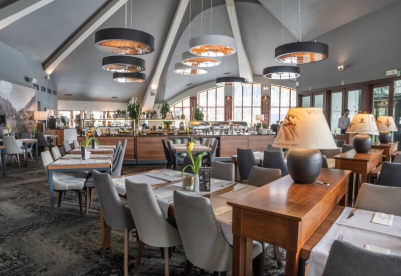 Moderná reštaurácia s jasným a priestranným interiérom