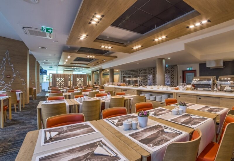 Reštaurácia s elegantne pripravenými stolovými prestieraniami