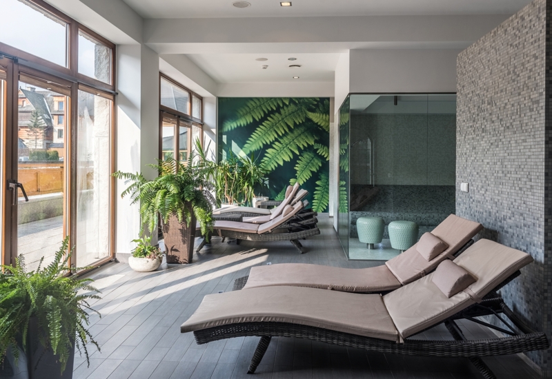 Ležadlá vo wellness zóne s panoramatickým výhľadom na okolie hotela