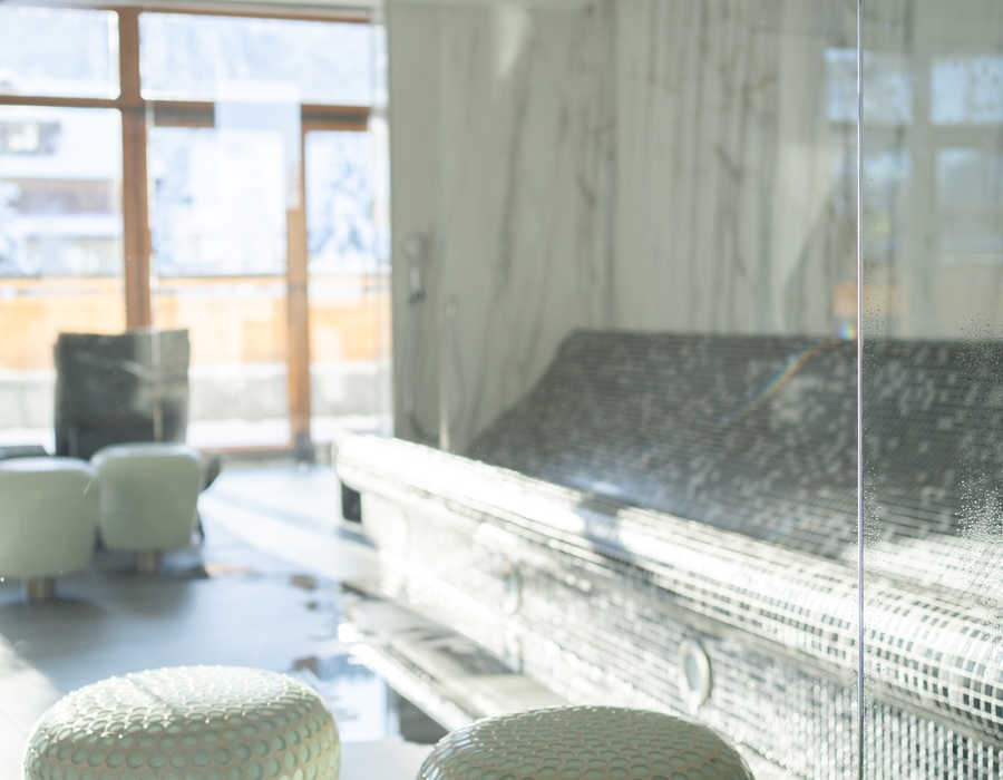 Elegancka sala w strefie wellness z przeszklonymi ścianami i dekoracyjną mozaiką