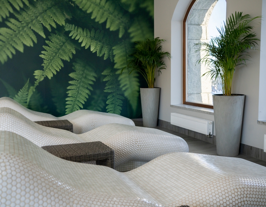 Wyprofilowane leżaki w strefie wellness w przyjaznym, relaksacyjnym wnętrzu hotelu