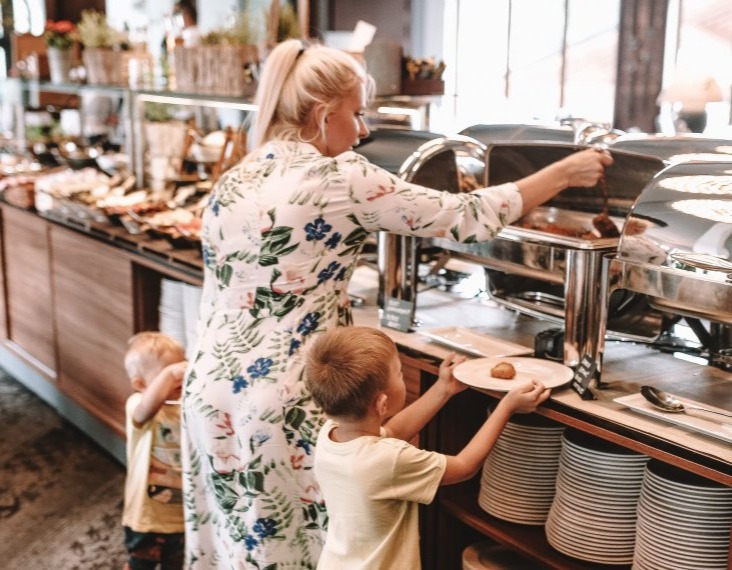 Mama z dziećmi w restauracji hotelu Nosalowy Dwór – rodzinny posiłek w przytulnej atmosferze