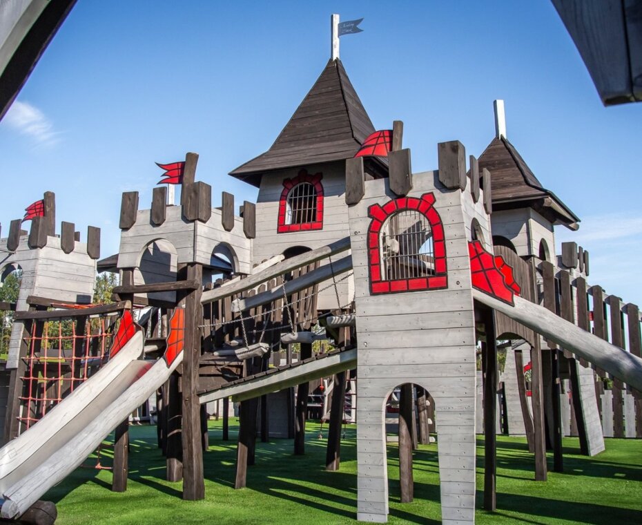 Kolorowy plac zabaw w kształcie zamku