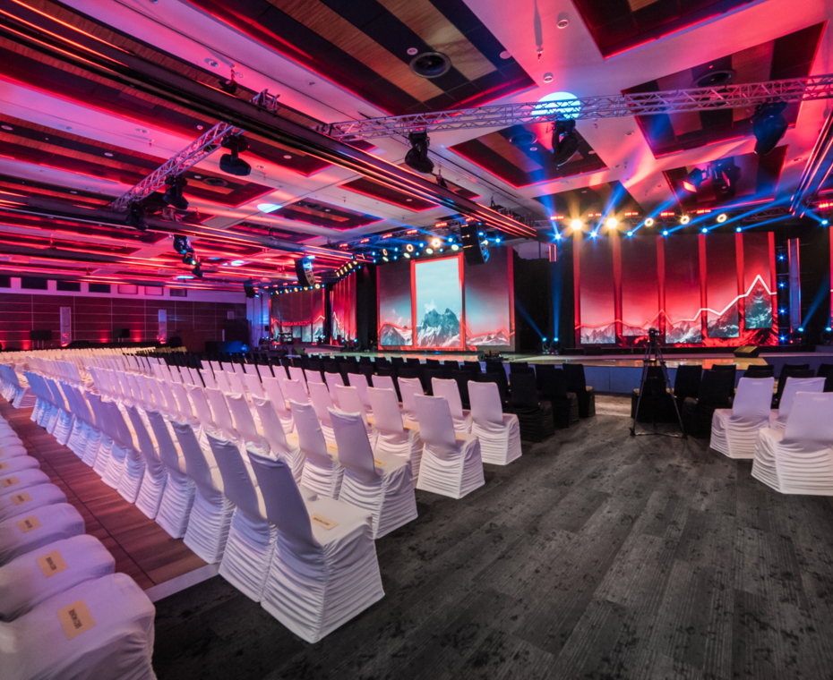 A modern conference room at Nosalowy Dwór Resort & Spa prepared for a business event