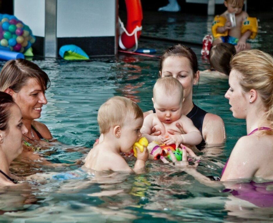 Rodzice z dziećmi bawiący się w basenie w hotelu Nosalowy Dwór