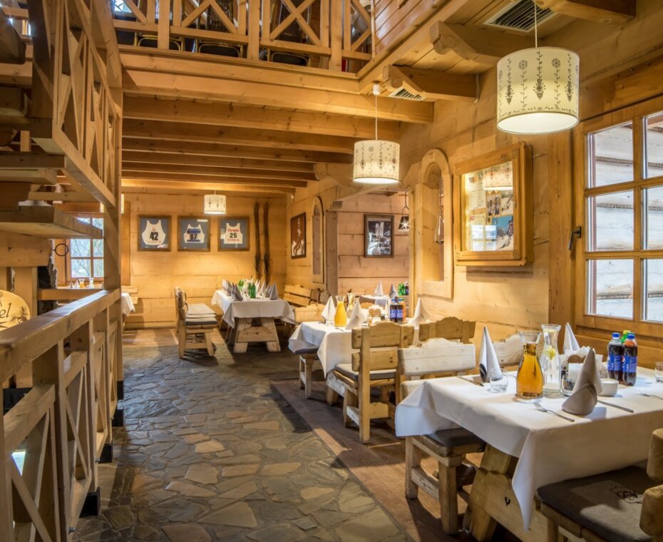 Tradičná horská reštaurácia s prestretými stolmi, pripravená na prijatie hostí