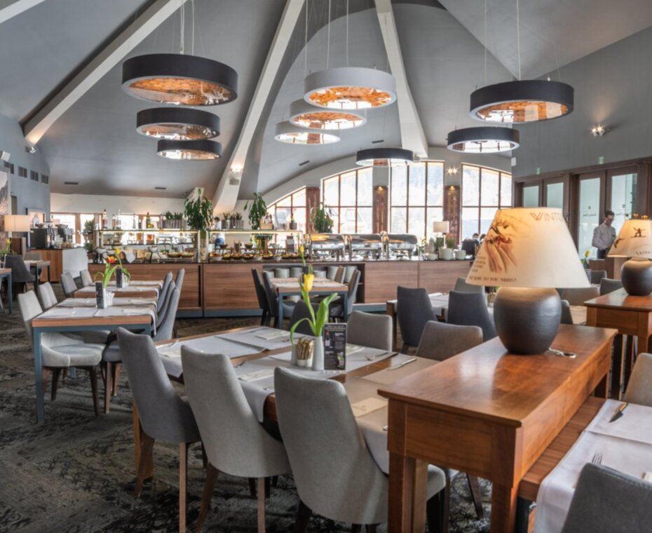 Moderná reštaurácia s jasným a priestranným interiérom