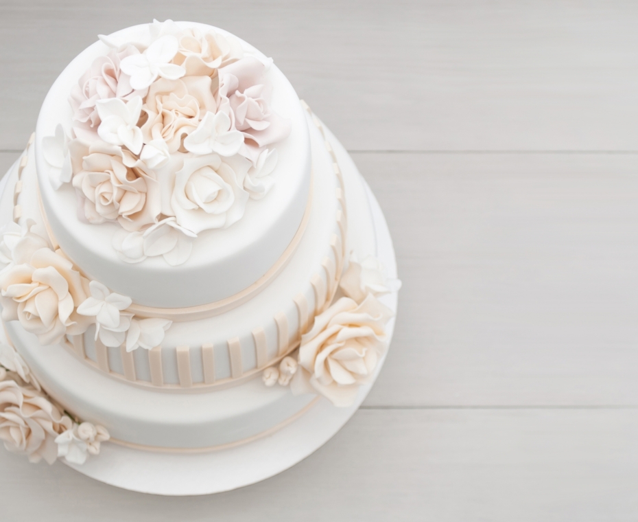 Elegancki pięknie zdobiony tort z kwiatową dekoracją